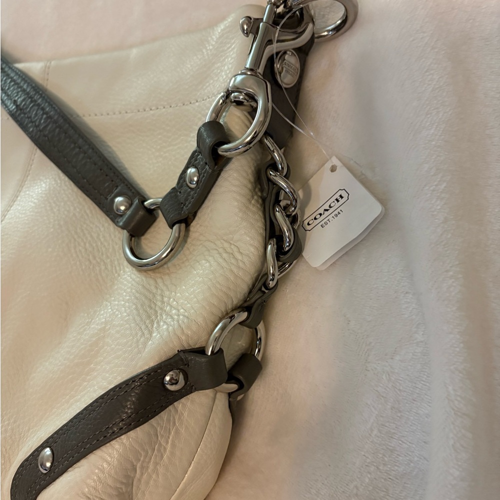 Coach Carly Pebbled Leather shoulder  Hobo bag off white
All sales final - Picture 3 of 5